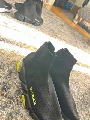 Svarta skor med detaljer av en limefärg!  - Svarta skor med gul-gröna detaljer. 