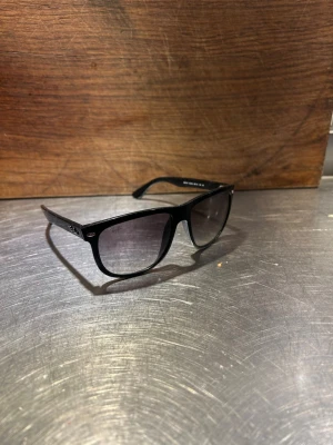 Svarta raybans boyfriend  - Svarta rayban boyfriend, den lilla versionen helt perfekta till sommarn, helt nya andvända endast ett par gånger säljer pga hitta mina gamla glasögon