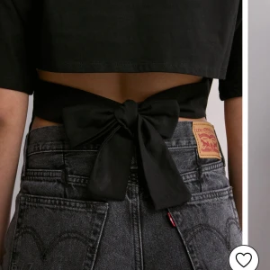 Svart croppad topp med knyt - använd typ 2 gånger🥰