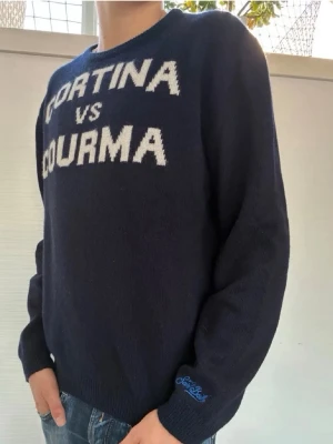 MC2 Saint Barth Tröja - Sällsynt MC2 Saint Barth Tröja med texten ”CORTINA VS COURMA”| Och den är av materialet Kashmir|Pris:1099kr|Storlek:S, modell:175|Skick:Nytt skick, 10/10| Hör av dig vid minsta lilla fundering eller fråga| 