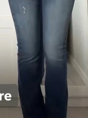 Blå bootcut jeans från LTB - Snygga blå bootcut jeans från LTB, modell VALERIE. Jeansen har en klassisk femficksdesign, slitningar på låret och lätt tvättad look. Tillverkade i denim med skön stretch för extra komfort. Perfekta för dig som gillar en avslappnad men trendig stil. Nästan aldrig anvönda i storlek 25/32