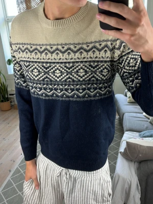 Mönsterstickad tröja mörkblå beige  - Super super snygg och unik! Mått: A:46 B:48 C:41 D:62 (cm) Skriv vid fundering 😇🙌