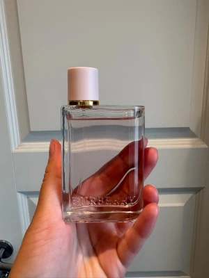 Burberry Her EDP - God parfym från Burberry. Precis köpt, hunnit spraya en gång. 50 ml