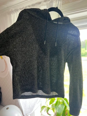 Svart guldig hoodie - En svart guldig hoodie som är perfekt till finare högtider eller fest 
