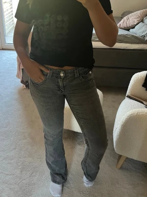 Grå  jeans midwaist bootcut/straight - Säljer ett par grå jeans som är bootcut och midwaist. Köpte för ca 1 år sen från Gina men inte använt mer än 1 gång så säljer dessa. Strl 170 men passar S oxå, jag är 167 o de sitter perfekt på mig