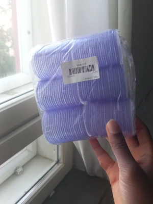 Ljuslila hårspolar i plast - Ett paket med flera ljuslila hårspolar i plast, perfekta för att skapa volym och lockar i håret. Spolarna har en rund form och är lätta att använda för styling. Kommer i genomskinlig förpackning.