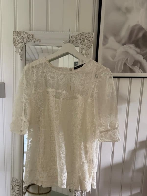 Vit spetsblus från Massimo Dutti🥰 - Superfin vit blus från Massimo Dutti i spets med blommigt mönster. Perfekt att styla med jeans eller kjol för en chic look🥰🥰 Det finns ingen storlek men uppskattar till storlek M/L🙌🏼
