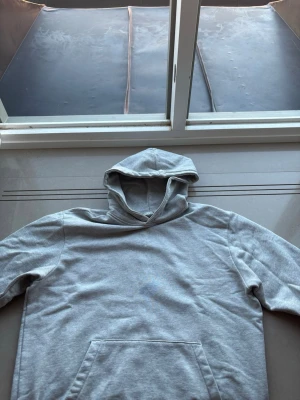 Grå hoodie från A Day's March - Snygg grå hoodie från A Day's March. Väldigt stilren design. Storleken är XS men sitter som medium då denna modell är väldigt oversize