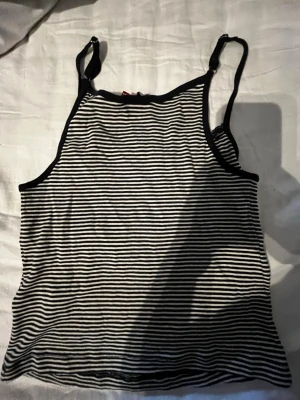 Randig linnetopp från Superdry - Säljer en svartvit randig linnetopp från Superdry med tunna justerbara axelband och svarta kanter. ❣️🥰