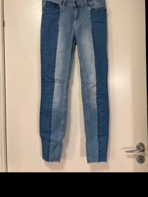 Annorlunda tvåfärgade jeans Twist & Tango (Stl 27/S) - Otroligt snygga och unika skinnyjeans från Twist & Tango! 💎 Tvåfärgade i blått/ljusblått med ett fantastiskt, annorlunda mönster som sitter superlockande och smickrande på kroppen. Mycket skön stretch. Äkta Y2K/streetwear-vibe i absolut toppskick!                                             Märke: Twist & Tango, storlek  27 (S / 36) Toppskick                                                           Skickar snabbt! 📦✨