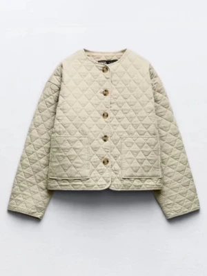 Beige quiltad jacka - Stilren beige cardiganjacka med quiltat mönster och stora knappar framtill. Jackan har rundad halsringning, två framfickor och raka ärmar. Perfekt för lager på lager och ger en trendig look till din outfit. Har lite missfärgningar (se bild), men som inte syns så mycket  förutom vid noga inspektion. 