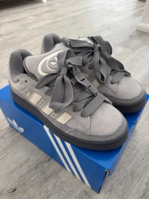 CAMPUS 00S ST UNISEX - Supersnygga Adidas campus som aldrig använts bara provats. Säljer för de inte kommit till användning.💕Ljusgråa skosnören ingår även.