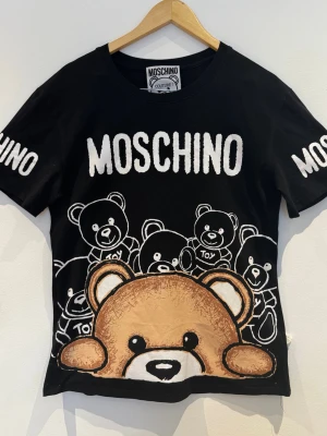 Moschino Couture t-shirt  - Original cool svart t-shirt från Moschino Couture✨SIZE: L