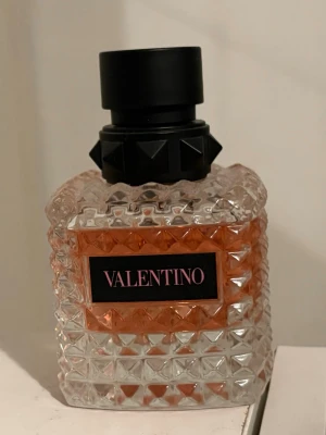 Valentino born in roma 50 ml - Säljer min valentino parfym då den inte kommer till användning, fick den nyligen i present och är nästan helt full.