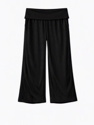 Svarta vida leggings med hög midja - Säljer ett par svarta leggings med bred linning och extra vida ben. De har en avslappnad passform och är perfekta för en chill och trendig look. Materialet ser mjukt och stretchigt ut, vilket gör dem riktigt bekväma att bära.