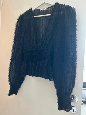 Blus NAKD - Säljer denna svarta blus med fransar från Nakd som tyvärr inte kommer till användning längre då jag växt ur den. Använt endast 4 gånger gånger och är alltså fortfarande i mycket bra skick.
