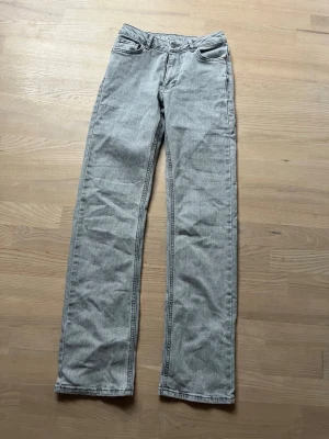 Gråa bikbok jeans  - Gråa jeans från bikbok                                                     Storlek: 24/32
