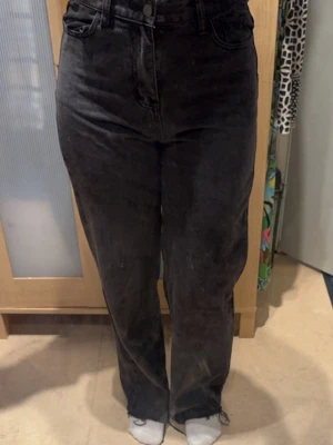 Svart/grå raka jeans med hög midja - Svartgrå raka jeans 36/38 