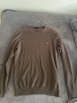 Stickad tröja Lyle&Scott - Säljer en mörkgrön Lyle&Scott stickad tröja i storlek S  som är perfekt för dig som gillar stockholmstil/ grisch stilen. Passa på o köp nu när stickade tröjor är trendiga skriv om du har frågor.