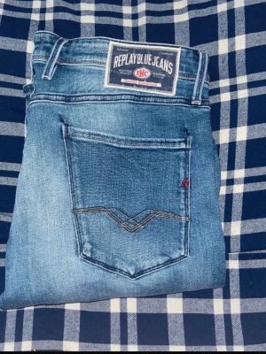 Replay Anbass jeans  - Snygga blåa replay Anbass jeans. Midja 43cm, längd 99cm. Längd storleken saknas, men jag skulle bedöma till L32 -men  utgå efter mått. Obs jeansen har en liten fläck baktill på låret. Samt vänstra framfickan är det ett hål i. JAG SKICKAR EJ FLER BILDER NÄR JAG BÄR JEANSEN! för bättre inblick i passformen rekommenderar jag att googla på modellnamnet. För storleksguide kolla måtten noggrant då jeansen alltid kan vara uppsydda heller krympta och jag ej tar emot returer :)