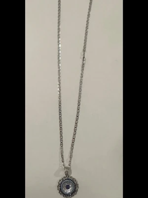 Tunt silverfärgat kedjehalsband - Säljer ett stilrent och tunt halsband i silverfärg med fyrkantiga länkar. Halsbandet har en enkel och klassisk design som passar till många olika stilar. Perfekt för dig som gillar minimalistiska accessoarer.