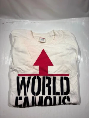 Supreme T-shirt - Hej! Säljer nu min T-shirt från märket Supreme, storlek M bra skick, allt på bilden ingår. Tveka inte på att höra av dig om du har frågor eller funderingar kring tishan! 
