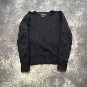 Ralph Lauren mörkblå stickad tröja för kvinnor i storlek S - Mörkblå Ralph Lauren stickad tröja för kvinnor i storlek S. Det finns en liten fläck på framsidan som syns på bilderna.  Armhåla till armhåla: 47 cm Längd från kragen: 52 cm Ärmlängd från axeln: 57 cm  Skickas inom 24 timmar Spara på priset och frakten genom att sätta ihop ett paket  Mer information finns på min profil 10