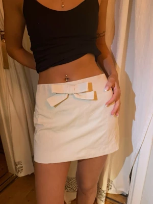 Kjol med rosett🎀 - En superfin kjol från Zara som aldrig använts, inte min stil. Köpt förra sommaren, finns ej kvar på Zara. 💛