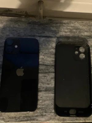  iPhone 12 mini med skal - Säkjer en iPhone 12 mini som är trasig den startar inte men det är bara skärmen som är trasig tror jag man kan fixa den eller använda delarna inloggad med iCloud och kan inte ta bort 