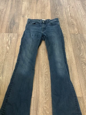 Mörkblå bootcut jeans från H&M - Jätte sköna stretchiga jeans från hm💕
