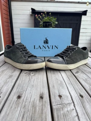 Lanvin grå/gröna - Säljer nu mina lanvins i storlek 44, skorna är i ett hyffsat bra skick där box ingår. Sulan är lite sliten men annars är resten i gott skick, priset är ej hugget i sten. Hör av er vid frågor!