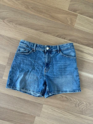 Jeansshorts - Snygga jeansshorts ifrån H&M som tyvärr inte passar. Midjemått: 80cm