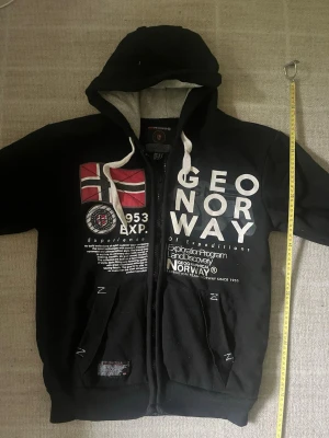 Geo norway hoodie - Riktigt snygg tröja från geo norway. Den är svår att få tag på!