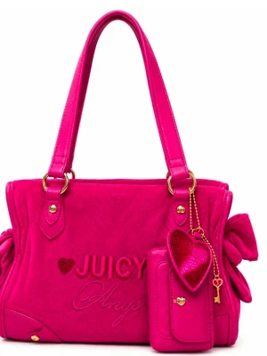 Juicy Couture rosa handväska - Snygg rosa handväska från Juicy Couture i mjuk velour med broderad logga och dekorativa rosetter på sidorna. Väskan har två axelband, ett avtagbart hjärtformat paljett-hänge och en liten matchande accessoarväska med guldfärgade detaljer.