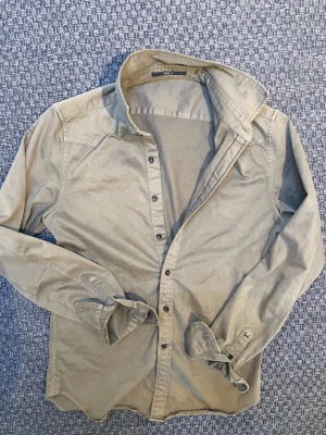 Replay overshirt (sällsynt!) - Säljer nu denna sjukt snygga replay overshirt/skjorta  i storlek S! Passar perfekt till allt och är både bekväm och har en otrolig passform😊 säljs ej längre i butik och är därav mycket eftertraktad🙌 Skriv vid funderingar 🤝