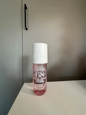 Sol de Janeiro 68, 240 ml - Sol de Janeiro Brazilian 68 är en doft som är inspirerad av brasiliansk sommar och passar perfekt för dig som gillar fräscha och blommiga toner. Flaskan innehåller 240 ml