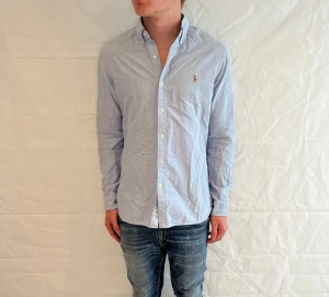 Polo Ralph Lauren Slim Fit Shirt Light Blue - Ljusblå herrskjorta i slim fit, 100% bomull, begagnad i mycket gott skick.