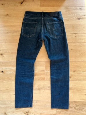Tiger of Sweden jeans - Ett par schyssta jeans från Tiger of Sweden i storlek 29/32. Modellen är Rocky, vilket är regular fit. Mycket bra skick, bara lappen där bak som ser lite skrynklig ut. Hör gärna av dig om frågor finns. 
