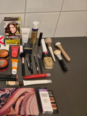 Stort skönhetspaket med det mesta - Skriv vad du är intresserad av så kommer jag med ett pris. Kan ta fler bilder vid intresse. Då allt inte riktigt syns så bra. Allt ska bort. Obs lägger ut på fler ställen. Det mesta är oanvänt. Paletten, kajalen, eyelinern spot treatment concealern och ögonbrynspennan är använda. Resten är oöppnat