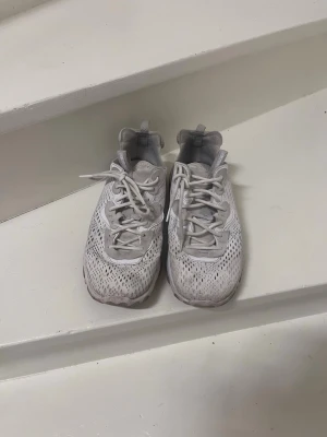 Vita mesh sneakers med chunky sula - Säljer ett par vita sneakers med mesh-överdel och chunky sula. Skorna har snörning och detaljer i vitt samt en sportig look. Perfekta för dig som gillar stilrena och bekväma sneakers med modern känsla.