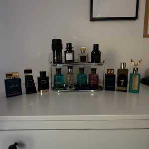 Samling av exklusiva parfymflaskor - Se bild för priser. Möts upp i Stockholm. - Celestial Emir — Paris Corner - Shaghaf Oud Azraq — Swiss Arabian - White Evening — Massimo Dutti - Afro Leather — Paris Corner - Moonlit Night — Athoor Al Alam - Lapis Lazuli — French Avenue - Vie Ciel — French Avenue - L'Infinite — Fragrance World - Musamam Black Intense — Lattafa - Pétale d'Ambre — Zara - Ocean Breeze — Milestone Perfumes - Above the Clouds — Volaré - Shinning City — Milestone Perfumes - Barakkat Rouge 540 — Maison