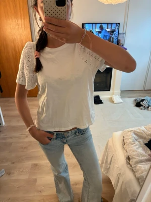 Vit topp - Superfin topp. Tyvärr en liten fläck (se sista bilden) men syns knappt. Kolla gärna mina andra annonser! 💌