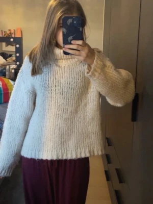 Stickad polotröja med detaljer  - Mega gosig polotröja med glitter detaljer vid ärmarna & kanterna. I nyskick 💓 i barnstorlek 158/164 men passar xs/s