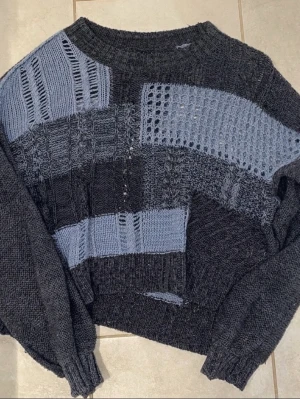 American Eagle Denim Patchwork Crew Neck Sweater   - Good pre-loved condition   Size: XS   Discontinued   https://www.ae.com/intl/en/p/women/tops/sweaters-cardigans/ae-denim-patchwork-crew-neck-sweater/1341_9446_400   Material: 68% Cotton - recycled, 21% Polyester - recycled, 8% Acrylic, 3% Other   Fit: Relaxed but not too baggy   Classic length: hits below top of waistband    