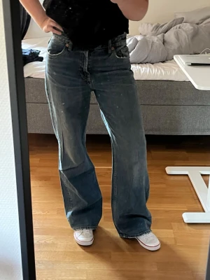 Zara jeans - Jeans från Zara i storlek 36💕  Ganska låg midja, utsvängda vid fötterna. Jag är 165 för referens.  Använda fåtal gånger väldigt fint skick!