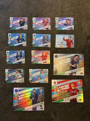 Samling Limited Edition fotbollskort - Säljer en samling Limited Edition fotbollskort från Panini Adrenalyn XL med spelare som Messi, Ronaldo, Neymar, Mbappé, Lewandowski, De Bruyne och Ibrahimovic. Korten har färgstarka designer och holografiska effekter. Perfekt för dig som gillar fotboll och samlarobjekt.