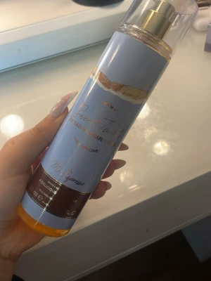Sweet Tooth Mist Espresso parfymmist - Säljer en Sweet Tooth by Sabrina Carpenter Mist Espresso parfymmist. Doften har inslag av espresso, kakao, jasmin och kola. Praktisk sprayflaska i plast, perfekt att ha med i väskan. Tyvärr så passar inte doften mig. Använt två gånger 