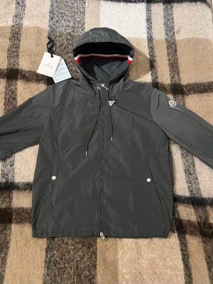  Moncler Grimpeurs vindjacka grå  - Säljer en ny Moncler Grimpeurs vindjacka. Storlek 2 / M. Originaltags finns kvar, digitalt kvitto finns. Hör av dig vid frågor eller intresse. 