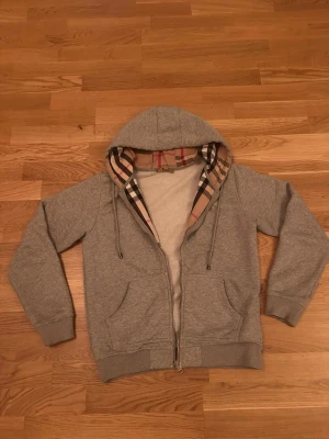 Burberry hoodie - Säljer min Burberry hoodie i size M, knappt använd. Hör av er om frågor🙌