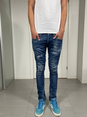 Dondup Jeans - Säljer dessa riktigt snygga Dondup Jeans med snygga slitningar i populär design, strolek 33 med mått ca 41 o 97 cm. skriv för fler bilder/frågor🙌🏼